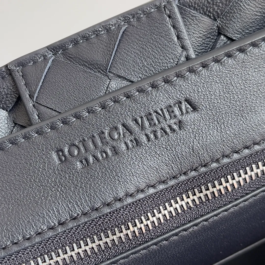 The 2023 new Andiamo batch of 2260 BV has been shipped‼ ️Really popular🔥The new Andiamo woven handbag launched by Bottega Veneta this season is really popular all over the world! ! Celebrities at home and abroad have worn it, and Oscar-winning actress Michelle Yeoh has taken it out on the street. Song Jia, Trai Yara, Yu Feihong, Sanji Ayaka, Rosie Hunting-Whiteley, Yoshioka Riho, etc. have all picked up this bag. It is classic and versatile, showing off its temperament, and the bag capacity is also large, which is very convenient for daily commuting! ! A variety of carrying methods, the shoulder straps can be adjusted by yourself, the original lambskin feels soft and delicate, and the unisex style breaks the gender boundaries and brings a more practical and long-lasting use experience. Andiamo, which has both elegant and casual styles, perfectly interprets the true appearance of "fashionable old money style". Style number: 743572 Size: 32*24*12